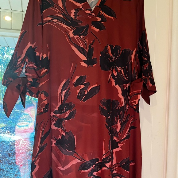 Misook Red Robe with Elegant Floral Pattern - Picture 3 of 6